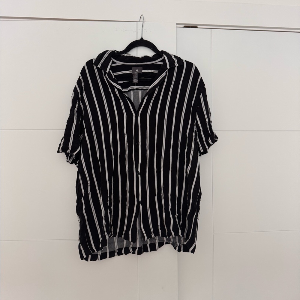 H&M Black and White Vertical Stripe Short-Sleeve Button-Down Shirt